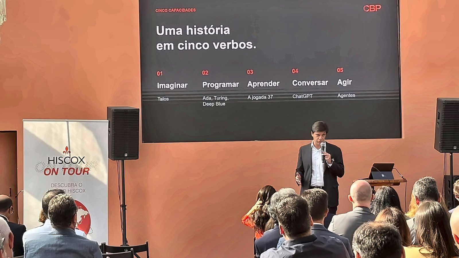 Miguel Sousa Soares a apresentar no Hiscox On Tour, com o público em primeiro plano